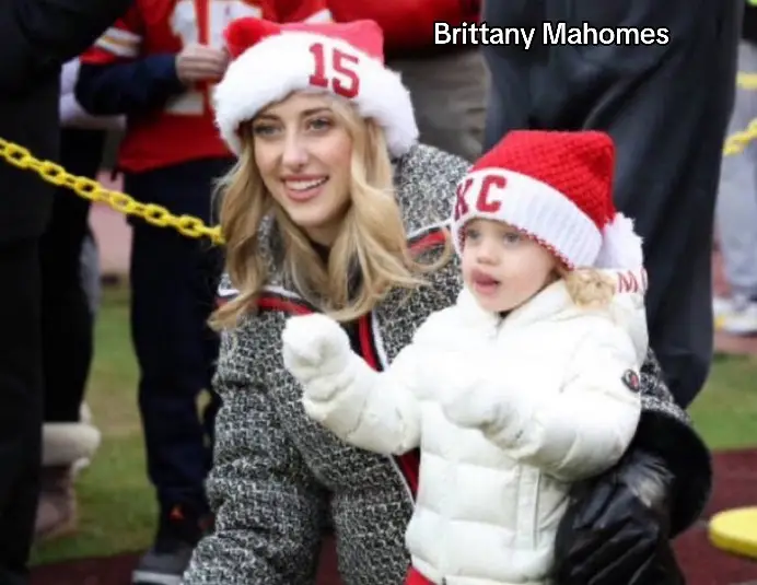 Brittany and Taylor matching hats with their man’s jersey numbers ✨ . . . #taylorswift #traviskelce #kcchiefs #tayvis #patrickmahomes #brittanymahomes 