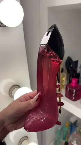 Amo 😩 #fyp #parati #viralvideo #carolinaherrera ##carolinahererraverygoodgirl #carolinaherreraverygoodgirlglam #carolinaherreraparfum #perfumesparamujer #colecciondeperfumes 