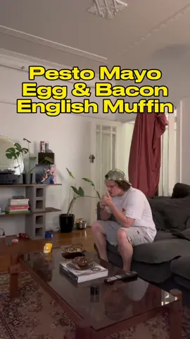 Pesto Mayo Egg & Bacon English Muffin 🍳🥓 #egg #breakfast #bacon #Recipe #englishmuffins #delicious #yum #FoodTok #homecooking #fyp 