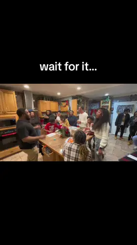 this how our family christmas gathering went🎄🙏🏾 #churchtiktok #gospelmusic #allpraisebetogod #gospelchoir #family #BlackTikTok #blackfamily #churchchoir #alto #sopranos #tenors #familytime #FamilyFun #familysinging #music 