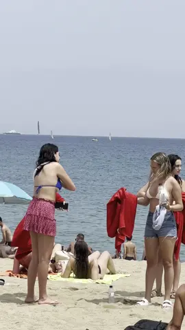bờ biển mùa hè Châu Âu có gì vui...sao họ tắm nắng kiểu trực tiếp đó mà k sợ cháy nắng được nhỉ...#Xmas2023 #dethuong #xuhuong #HelloVietnam #vuive