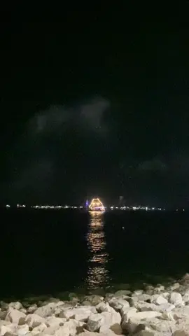 Pesan malam📷🌌 #malam #tulus #pensilwarnagilang #bersamamu #tulusbersamamu  #sudutkotajakarta #makassar #sulawesiselatan #fyp #fypシ゚viral #moment #kehidupan #kapalberlayar #pantai #pantaimalamhari #pemandangan #hidup #sederhana 