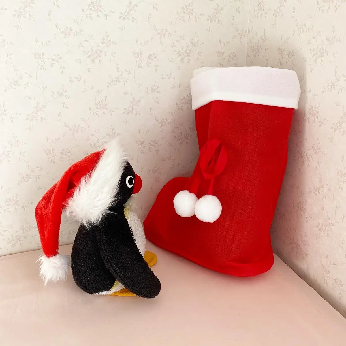 🐧😳🎁 ・ #ピングー #pingu #ぬい撮り #ペンギン #penguin #🐧 #クリスマス #christmas #🎄 #stuffedanimals #plushies #nootnoot #japan 