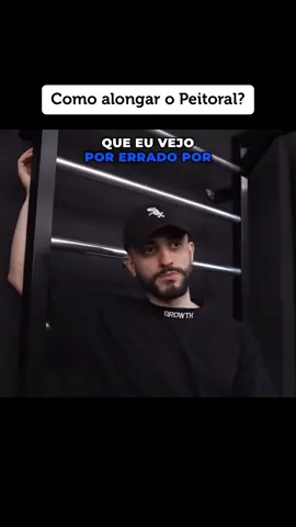 Essa é a forma mais padrão de alongar o peitoral. Utilizando o espaldar conseguimos alongar tanto o peitoral maior quanto o peitoral menor também. A diferença de qual parte do peitoral estará sendo solicitada está na posição do ombro, quando o ombro se encontra nos 90° estamos priorizando o trabalho do peitoral MAIOR. Quando o ombro se encontra nos 100-120° estamos priorizando o trabalho de estiramento do peitoral MENOR. Com isso sabemos que para diferenciar o trabalho de estirando na porção desejada temos que mudar a angulação do ombro referente ao espaldar, e assim realizar o movimento de rotação externa para extrair ao máximo do alongamento desse grupo muscular. 🏷️Cupom: JOVI na Growth