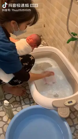 cara memandikan Newborn nih buat newmon #newmom #fyp 