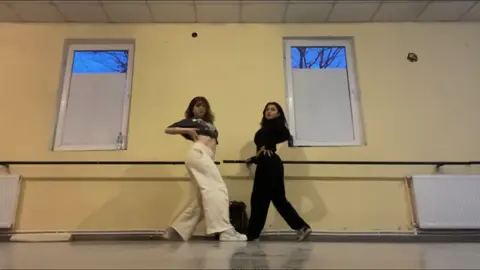 DC: Me and @S 🎀  i’m loving the covers of the be my baby dance !!!!!👏🏻 #bemybabydance #fyp #arianagrande #fantasizegirls  