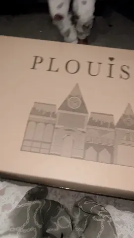 My boxing day gift to myself 🥰 finally gettibg round to unboxing my plouise advent calendar better late than never😅… #plouise #adventcalender #beautyadventcalendar #makeuphaul #makeupunboxing #christmasunboxing 