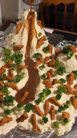 When dinner becomes an experience #dinonuggies #jurassicpark #potatovolcano #themedinner 