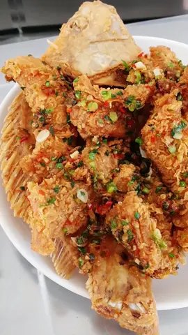 ปลาทับทิมคั่วพริกเกลือ🐟🌶️ . สายเผ็ดร้อนต้องฟังทางนี้ กับเมนูสุดแซ่บอย่าง  “ปลาทับทิมคั่วพริกเกลือ”ที่จะได้รับทั้งความเผ็ดร้อน ความกรอบจาก #แป้งทอดกรอบหมีคู่ดาว ใครได้ลิ้มลองรสชาติต้องติดใจ 🫶🏻🥰 . แนะนำ 