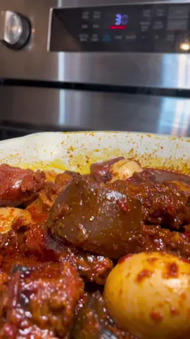 Eeehhh Ofada, who are you??😍 Make this nice nigerian stew with me. If you are a hot pepper person, this recipe will make your soul travel !!!  #ofadasauce #ofadastew #designerstew #originalnaee #fyp #africantiktok #nigeriantiktok🇳🇬 #nigerianrecipes #nigeriandiaspora #eggstew #attieke225🇨🇮 