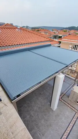 Rooftop glass sunshade with retractable roller shutters, made of aluminum #blinds #shutter #shade #sunshade #breathable #homedecor #design #sunscreen #balcony #Home #interiordesign #shutter #rollershutters #awning #canopy #cover #aluminium