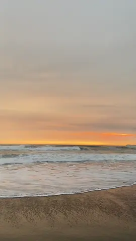 Selain suara ombak,  suara apalagi yang bikin tenang?😌  #fypシ #pantai #sunsetbeach #cilacapexplore #pantaiselatan #kebumen #quotes #pantaiwidarapayung  