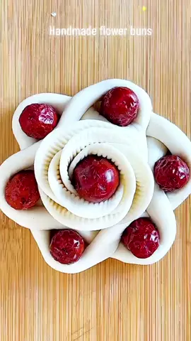Isn't the handmade steamed bun made like this delicious and beautiful?#foryou #usa #fly #tiktok #DIY #food #Steanedbuns #flour #handmade #buns 