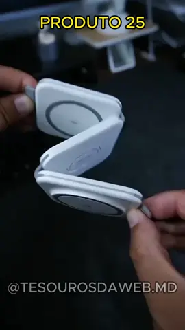 Carregador Magnético 3 em 1. Você pode carregar seu celular, seu fone e seu relógio ao mesmo tempo.