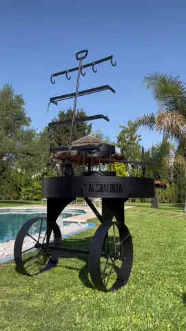 Fogonero CARRETA 🔥 •100 cm de diámetro •estaca  •parrilla •plancha  •brasero  •pinche para chori  •tabla grande •kit parrillero (pala + atizador + tenedor) Las ruedas no son solo de facha, giran de verdad 😉 Opcional podes agregar funda impermeable ☔️ Aprovecha los días lindos de veranito para hacer un rico asado ☀️🔥 Envíos a todo el país 🇦🇷 #planchalinda #cook #cocina #asador #fogonero #fuego #fire #campo #camping #cocinar #asado #carne #parrilla 