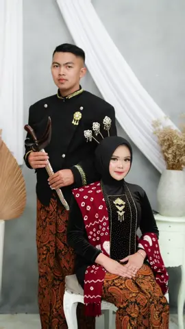 Alhamdulillah ✨🫶  . . #posepreweddingadatjawa #kebayabludrujawa #preweddingjawa #preweddingindoor 