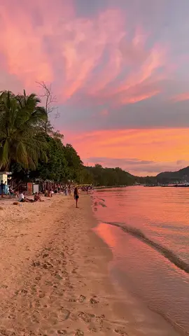 Island life on Koh Tao 🌴🌅 📍Sairee Beach 🏝️ Koh Tao , Thailand 🇹🇭 #thailand #thailandtravel #kohtao #kohtaoisland #islandlife #beachvibes #traveladventures #giveaway #sunset 