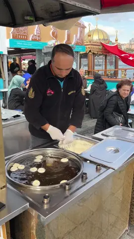 İstanbul'da Günlük 550 Kilo Lokma Döküyorlar  . Geçen ayki İstanbul gezimde Eminönü'nde lokma döken abinin yanına geldim abinin dediğine göre burada günlük 550 kilo lokma döküyorlarmış genelde hayır eden kişiler  abiye lokma döktürüp Çevreden geçen insanlara dağıttırıyorlarmış hayır edeb kişilerin Allah hayırlarını kabul etsin . #istanbul #lokma #lezzet #eminönü #yemekturkiyecom