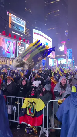 Replying to @HAILEE RODRIGUEZ these are the NYE @Times Square NYC balloons 🥳💞 The volunteers are preparing them one day in advance! #timessquare #volunteer #timesquareball #balldrop #fyp #newyearseve #happynewyear #nye #nyc 