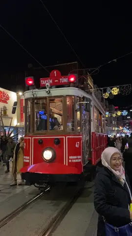 At night, Istiklal Caddesi is full of life. Lights shine on old buildings, music fills the air, and people walk past shops and street artists. It's a busy and exciting place in Istanbul's nightlife. #turkey #turchia #turquia🇹🇷 #türkiye #turkey #turkey🇹🇷 #trip #travelling #viaggiare #viaggio #nightlife #nostalgictram #beyoglutaksim #beyoglu #bestdestinations #bestexperience 