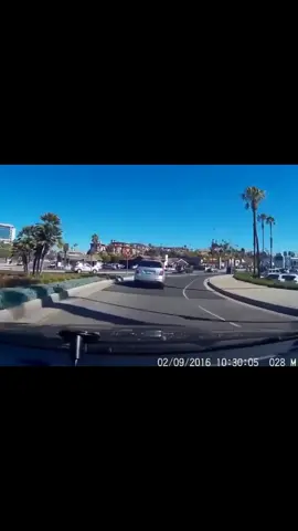 Road rage backfires 🤣 #carfails #dashcam #funnyclips #roadrage #idiotsondashcam #crazydriver