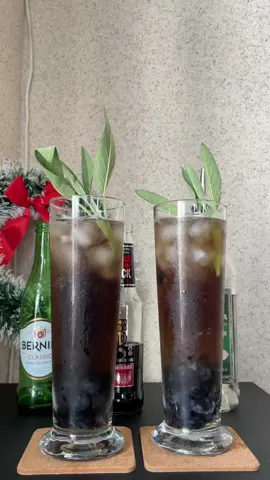 Drink of the day!🖤 #mixiologist #fypシ #refreshingdrinks #reels #nell #cocktail #drinks #holidaymodeactivated 