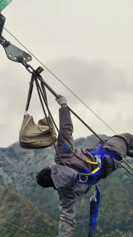 #lineworker #helicopters #journeymanlineman #dangerousjobs #hardworkingman #hardworkers #highaltitude 