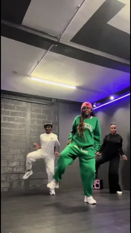 C’est vendrediiiiiiiiiiiii 🤣 DC : @sam ndombolo  #ndombolo #ndombolochallenge #pourtoi #foryou #newtrend #challenge 