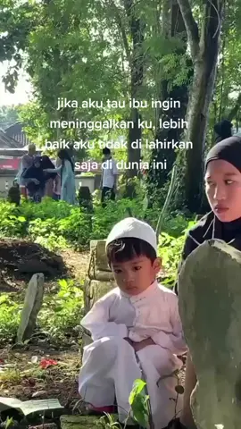 😢😢#sadvibes🥀 #galaubruntal🥀 #ibu #anaklakilakiditinggalinibu#storyanakmalam🌻 #xyzbca #katakata 