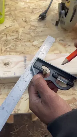How to use a Combination Square #carpentry #tricks #wood #tips #carpenter #circularsaw #shorts