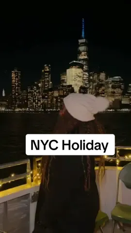 Still in the Holiday spirit!  If you’re in NYC this holiday season make sure you checkout  @Circle Line Cruises ‘s Holiday Harbor Lights Cruise #NYC #Tourist #cruise #holiday #nyclife 
