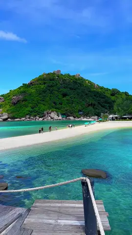 Where white sands weave a heavenly path between two tropical islands 🏝️ 📍Koh Nang Yuan 💦 Koh Tao , Thailand 🇹🇭 #thailand #kohtao #kohnangyuan #beachvibes #islandlife #paradise #heaven #tropical #nature 