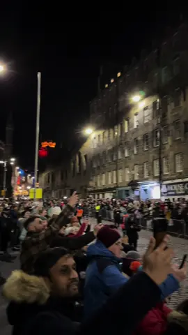 Another wee perspective of the amazing Torchlight Procession to kick start Edinburgh’s world class Hogmanay celebrations! Why have 1 night of a partying and a traditional NYE when you can have 3 FULL days of madness, followed by an extra bank holiday to recover ❤️🏴󠁧󠁢󠁳󠁣󠁴󠁿 #hogmanay #edinburgh #edinburghscotland #newyear #celebration #vikings #torchlightprocession #royalmile #royalmileedinburgh #happyhogmanay #bankholiday 