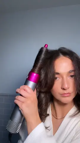 5 IN 1 STYLER  Our Zen Ten 5 in 1 hair tool can be used to dry, straighten and curl to create endless hairstyles. It comes with two curler irons, one dryer a hairbrush and a hot round brush. The brush is coated with ceramic to evenly distribute the heat, and prevent overheating. This is lightweight and ideal for travel #zenten #zentenhair #zentenstyling #airwrap #hairstyles #hairstyling #zentenhealthyhair #healthyhair 
