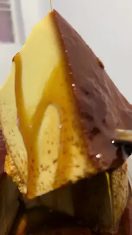Es un quesillo con ingredientes exclusivos, una versión gourmet posee más leche condensada, rones exclusivos y muchos otros productos que no incluye el normal, es una nueva línea que estoy sacando, espero algún día lo prueben y sabrán la diferencia vale.