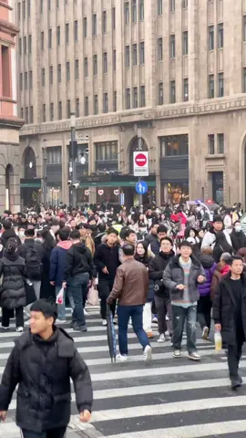 On the afternoon of December 30, the Bund, Nanjing Road Pedestrian Street, was crowded with people. It has already ushered in a small peak of crowds. Have you come to Shanghai to celebrate the New Year?  # The Bund is crowded with people # Nanjing Road Pedestrian Street #