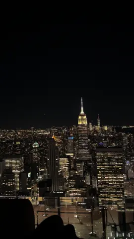 📍top of the rock, the best view #topoftherock #nycview #newyorkatnight #newyorkskyline 