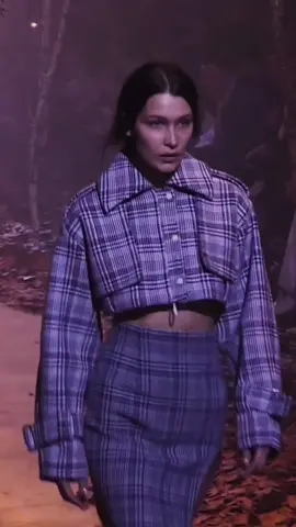 Bella Hadid opening Off-White FW17.  #bellahadid #Runway #models #nlsmodels 