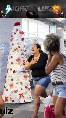 Árvore de Natal Assustando Pessoas