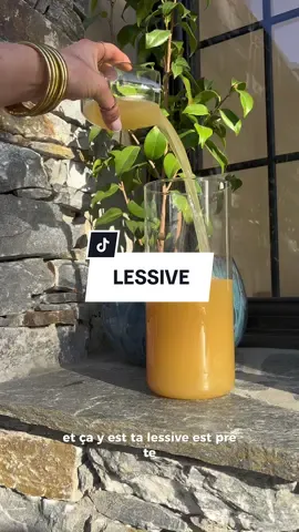 La lessive maison la plus simple du monde ! La seule difficulté, c'est d'avoir ces 3 ingrédients à la maison, alors action ! 75g de copeaux de (vrai) savon de Marseille dilués dans 1,5 litres d'eau chaude. On mélange et on laisse refroidir 1 à 2 heures. On ajoute ensuite 2 cas de vinaigre blanc & 1 de cristaux de soude, et c'est prêt ! Plus qu'à transvaser dans un bidon de lessive usagé. C'est écologique & économique, il n'y a strictement AUCUNE raison de ne pas le faire #lessive #lessivemaison #ecologie