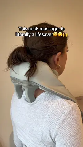Wave goodbye to neck & shoulder pain! 👋🏼 #neckmassage #shouldermassage #neckpainrelief #massagetherapy #neckpain 