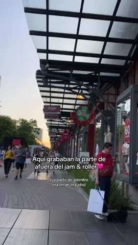 Me pidieron que mostrara “El Jam & Roller” de soy luna. Ojo que para la serie lo cambiaron y ambientaron todo de patines pero en realidad es un lugar de ir de shopping 🥲 #soyluna #grabaciones #buenosaires #disney #karolsevilla 