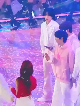so cuteee ,top visual in one frame 💖 #wonbin #yuna #riize #itzy #visual #wonbinriize #yunaitzy #eunseokriize  #sbsgayodaejun #happynewyear  #kpopedit #moment #foryou #xyzbca #fypシ 