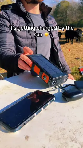 It also has a hand crank on the side that you can use to charge it. This thing would be great for camping, hiking, travel, emergency situation👍🏼 #solarpower #batterypack #batterycharger #powerpack #batterypowered #powerbank #witelesscharger 