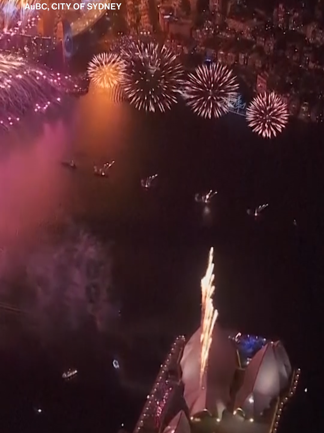 HAPPY NEW YEAR! Sydney welcomed in the New Year with a fireworks display and light show over Sydney Harbour Bridge. #newyearseve #nye #sydney #australia #fireworks