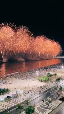 HAPPY NEW YEAR 🎆  May the coming year bring you success, laughter, and the fulfillment of all your dreams. Copacabana Beach - Rio de Janeiro, Brasil 🇧🇷 Clip by IG copacabanabeach #southamerica #brazil #riodejaneiro #newyear #brasil #nye #newyearseve #party #celebration #fireworks #beach #praia #riodejaneirotrip #newyear #happynewyear #happynewyear2024 #2024 