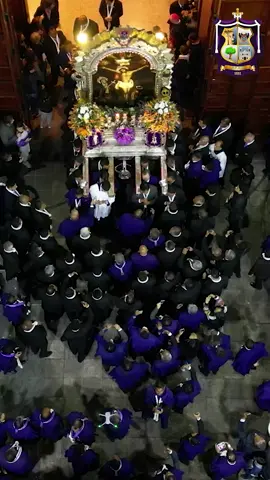Señor, Dios, dueño del tiempo y de la eternidad, tuyo es el hoy y el mañana, el pasado y el futuro. Al terminar este año queremos darte gracias por todo aquello que recibimos de ti. Gracias por la vida y el amor, por las flores, el aire y el sol, por la alegría y el dolor, por cuanto fue posible y por lo que no pudo ser. Te ofrecemos cuanto hicimos en este año, el trabajo que pudimos realizar, las cosas que pasaron por nuestras manos y lo que con ellas pudimos construir Elevamos nuestras oraciones para que nuestro Señor de los Milagros y su Santísima Madre la Virgen de la Nube para que nos colmen de bendiciones en este nuevo año que empieza. Les deseamos un Feliz Año Nuevo 2024 Síguenos en nuestras redes sociales: https://linktr.ee/HSMNazarenas #CanalHNazarenas #HSMNazarenas