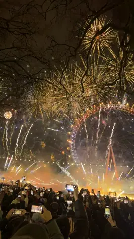 Closing of fireworks at London Eye What an incredible show!!  #LondonNYE #FireworksSpectacle #NewYearInLondon #2024Celebration #CityLights #HappyNewYear #LondonSkyline #NewBeginnings #CheersTo2024 #LondonFireworks #CountdownToMidnight 