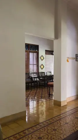 Pov lagi di rumah nenek🏡 . . Kangen suasana rumah timuran 🌳🪴🌤️  Rumah jaman dulu tapi suasananya homey sekaliii🌸 Makasih banyak Kak Nisa & Mas Andri! Nanti bakal main ke jogja lagi~~  #yogyakarta #explore #exploreyogyakarta #oldbutgold 