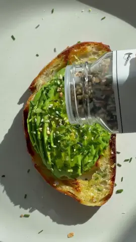 Avocado Toast ASMR 🥑 - Pan tostado con aceite de oliva - 1/2 palta - Condimentos: jugo y ralladura de limón, sal y ciboulette Buen día y feliz 2024! 🥂 Les dejo esta idea de desayuno/merienda de @londonbruncher  Espero que les guste . . . #foodstylist #avocadotoast #foodaesthetic #aestheticfood #EasyRecipes #healthyrecipes #foodstagram #tastemade #saludable #tostada #palta #aguacate #desayunosaludable #avotoast 